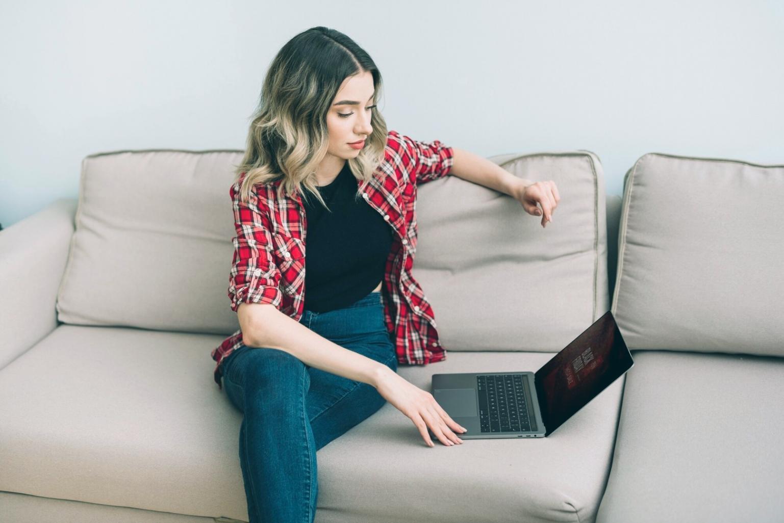 Kontaktbild zeigt moderne Lernumgebung mit offener Kommunikation